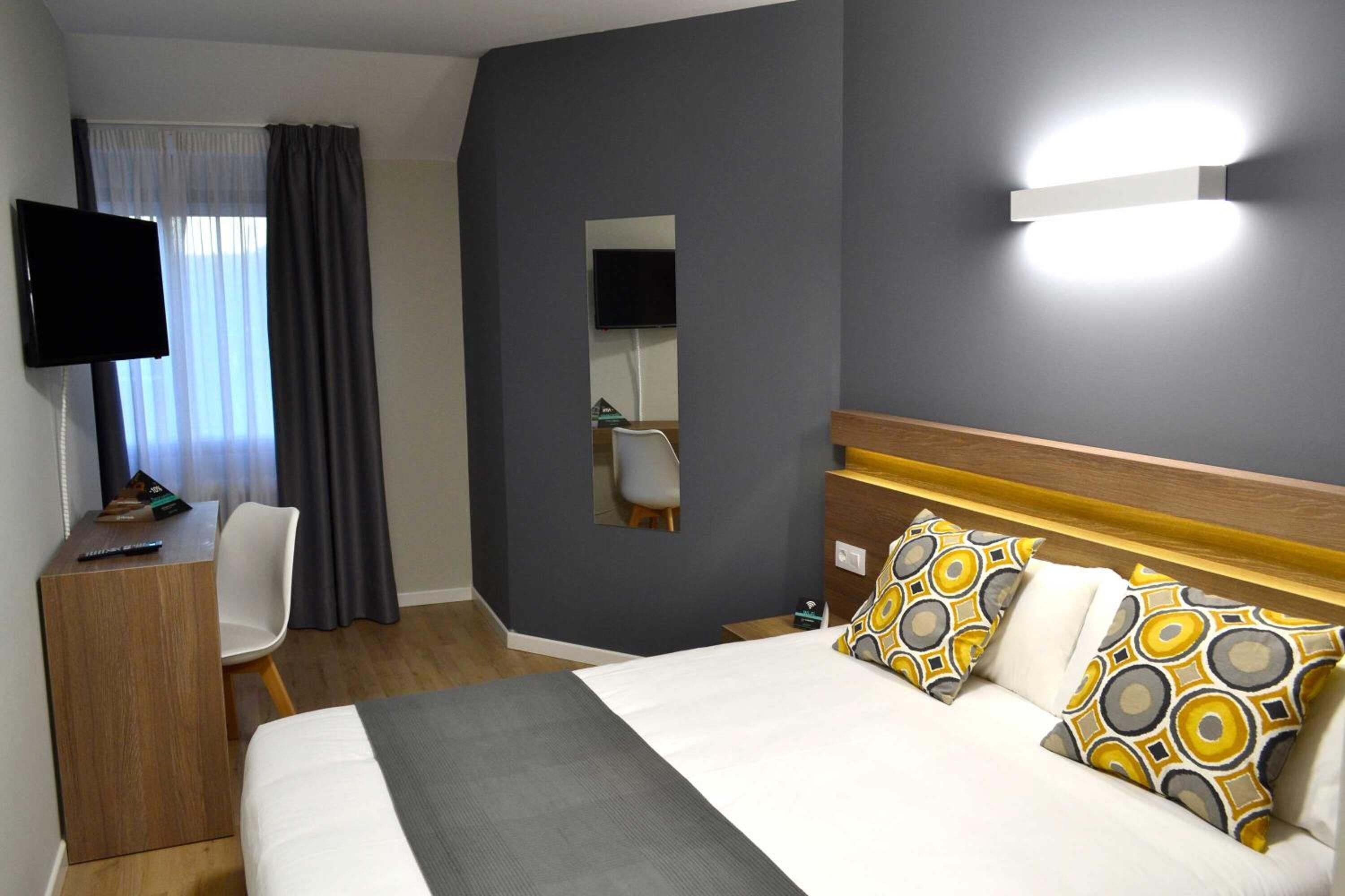 مكتب ومكواة/لوح كي وواي فاي مجانًا وملاءات أسرّة