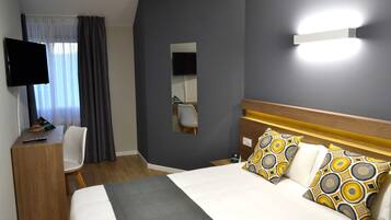 Escritorio, tabla de planchar con plancha, wifi gratis y ropa de cama