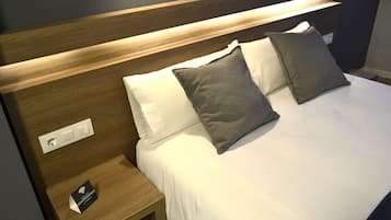 Habitación doble de uso individual | Escritorio, tabla de planchar con plancha, wifi gratis y ropa de cama