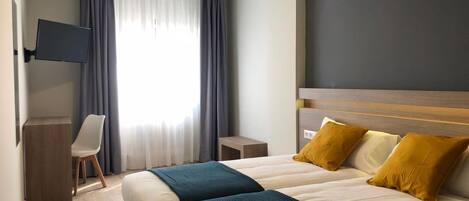 Escritorio, tabla de planchar con plancha, wifi gratis y ropa de cama