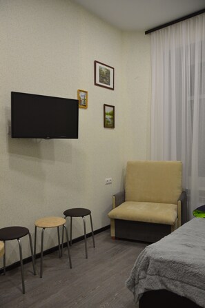 エコノミー トリプルルーム 共用バスルーム | デスク、遮光カーテン、防音設備、アイロン / アイロン台