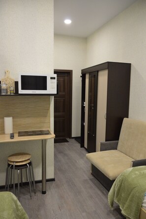 Standard Triple Room, Kitchenette - Calendar Guest House (St. Petersburg)