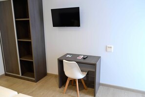 Schreibtisch, Verdunkelungsvorhänge, schallisolierte Zimmer