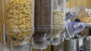 Se ofrece un desayuno bufé (7.5 EUR por persona)