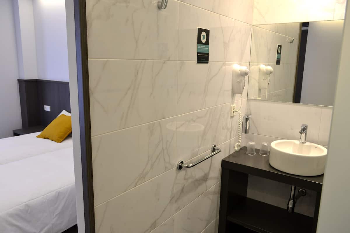 desk, blackout curtains, soundproofing, free wifi