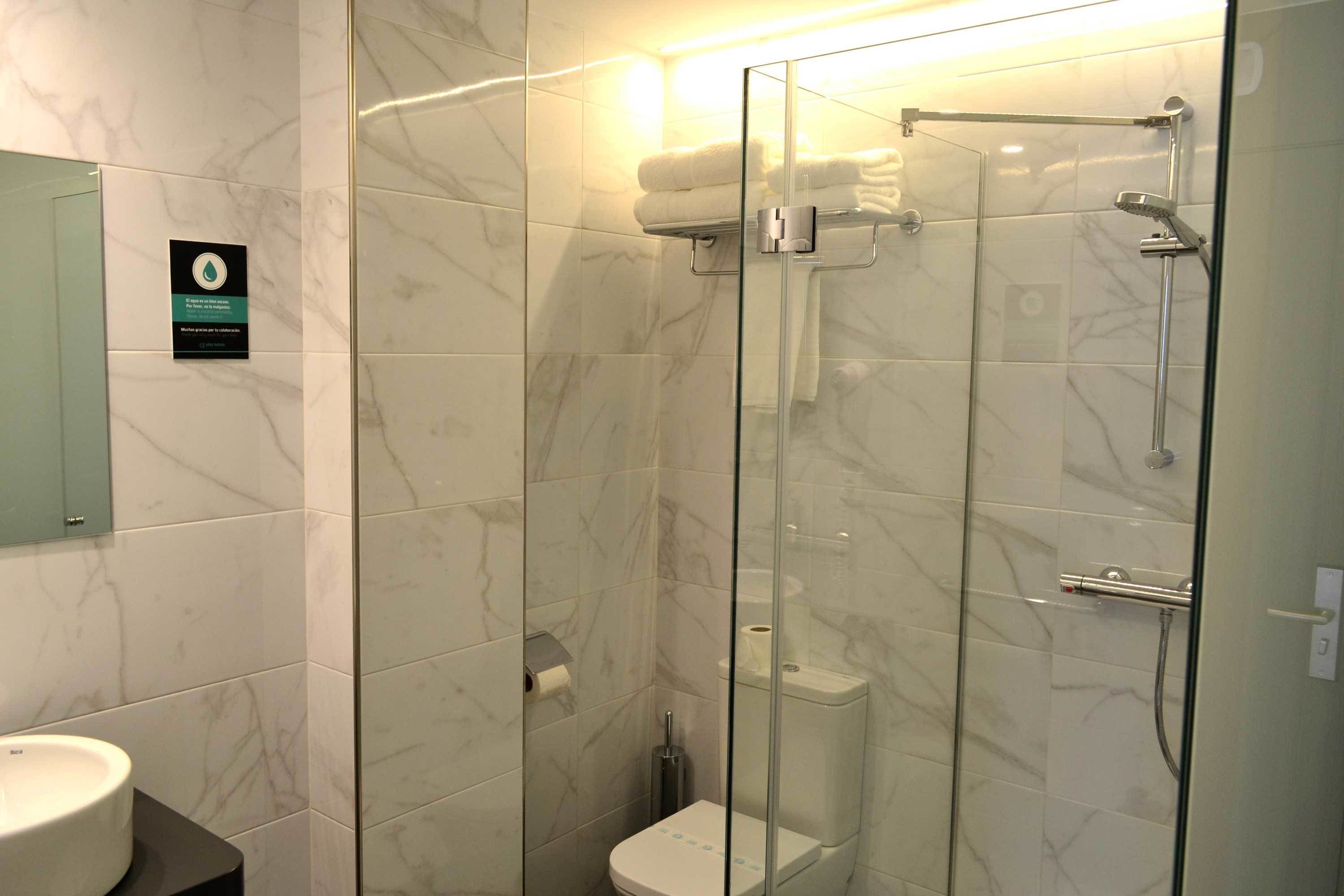 desk, blackout curtains, soundproofing, free wifi