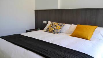 Habitación estándar con 1 cama doble o 2 individuales | Escritorio, cortinas opacas, sistema de insonorización y wifi gratis