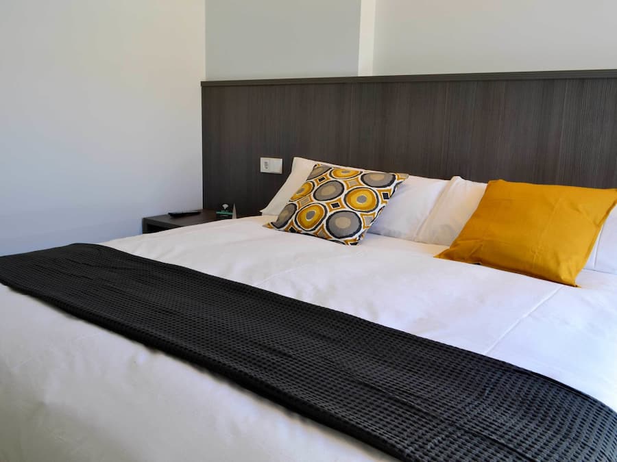 Habitación estándar con 1 cama doble o 2 individuales | Escritorio, cortinas opacas, sistema de insonorización y wifi gratis