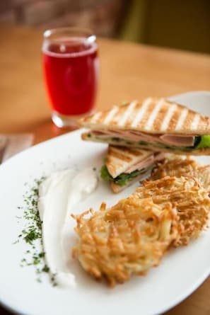Daily full breakfast (RUB 400 per person)