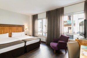 Peralatan tempat tidur premium, busa memori, meja, Wi-fi percuma 