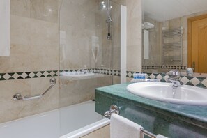 Deep soaking tub, rainfall showerhead, free toiletries, hair dryer - Apartamentos Leganitos (Madrid)
