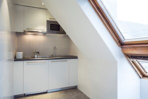 Deluxe Apartment | Private kitchenette | Fridge, microwave - Apartamentos Leganitos (Madrid)