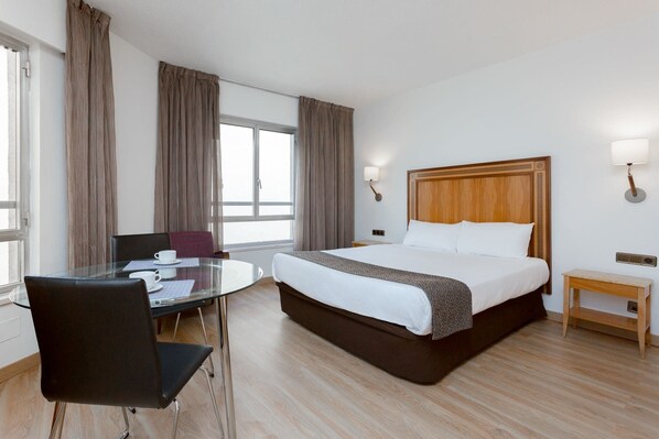 Premium bedding, memory foam beds, desk, free WiFi - Apartamentos Leganitos (Madrid)