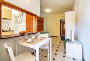 Standard Studio (Individual) | In-room dining
