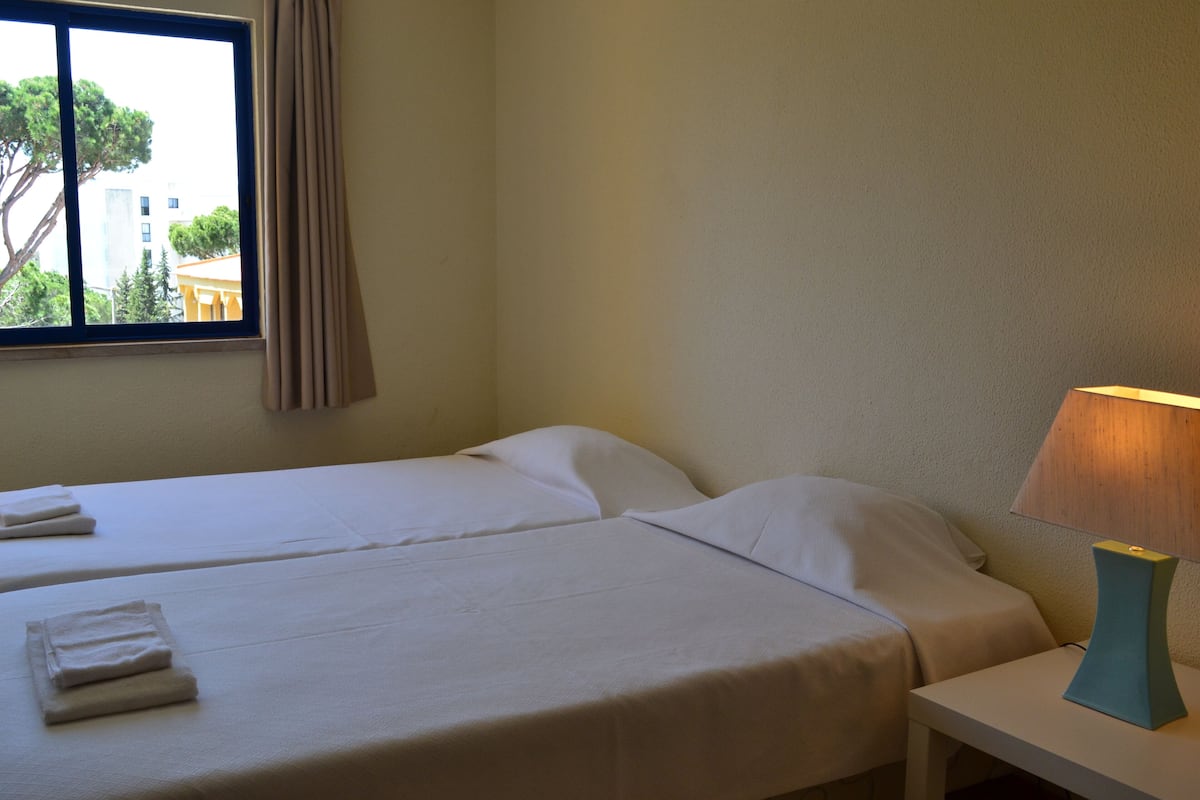 Ferros/tábuas de passar roupa, Wi-Fi de cortesia, roupa de cama