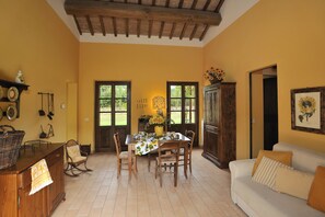 Flatskjerm-TV og oppvarmet gulv