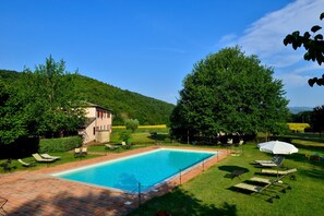 Piscina a l'aire lliure (horari: 09:00-20:00), para-sols i gandules 