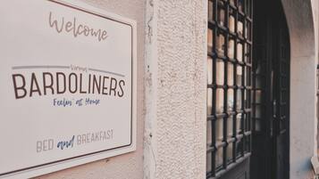 Ein Schild heißt Besucher in Bardoners willkommen und weist auf die angebotenen Bed-and-Breakfast-Dienstleistungen hin.