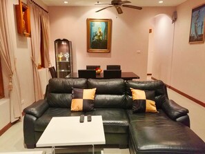 3-Bedroom Villa with Private Pool | Coin séjour | Télévision à écran plat