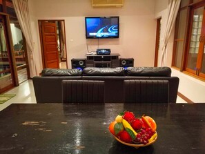 3-Bedroom Villa with Private Pool | Olohuone | Taulutelevisio