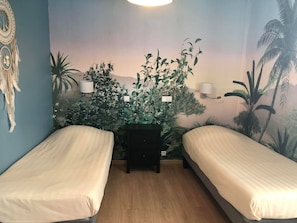 Værelse med 2 enkeltsenge | Individuelt design, individuel indretning, skrivebord
