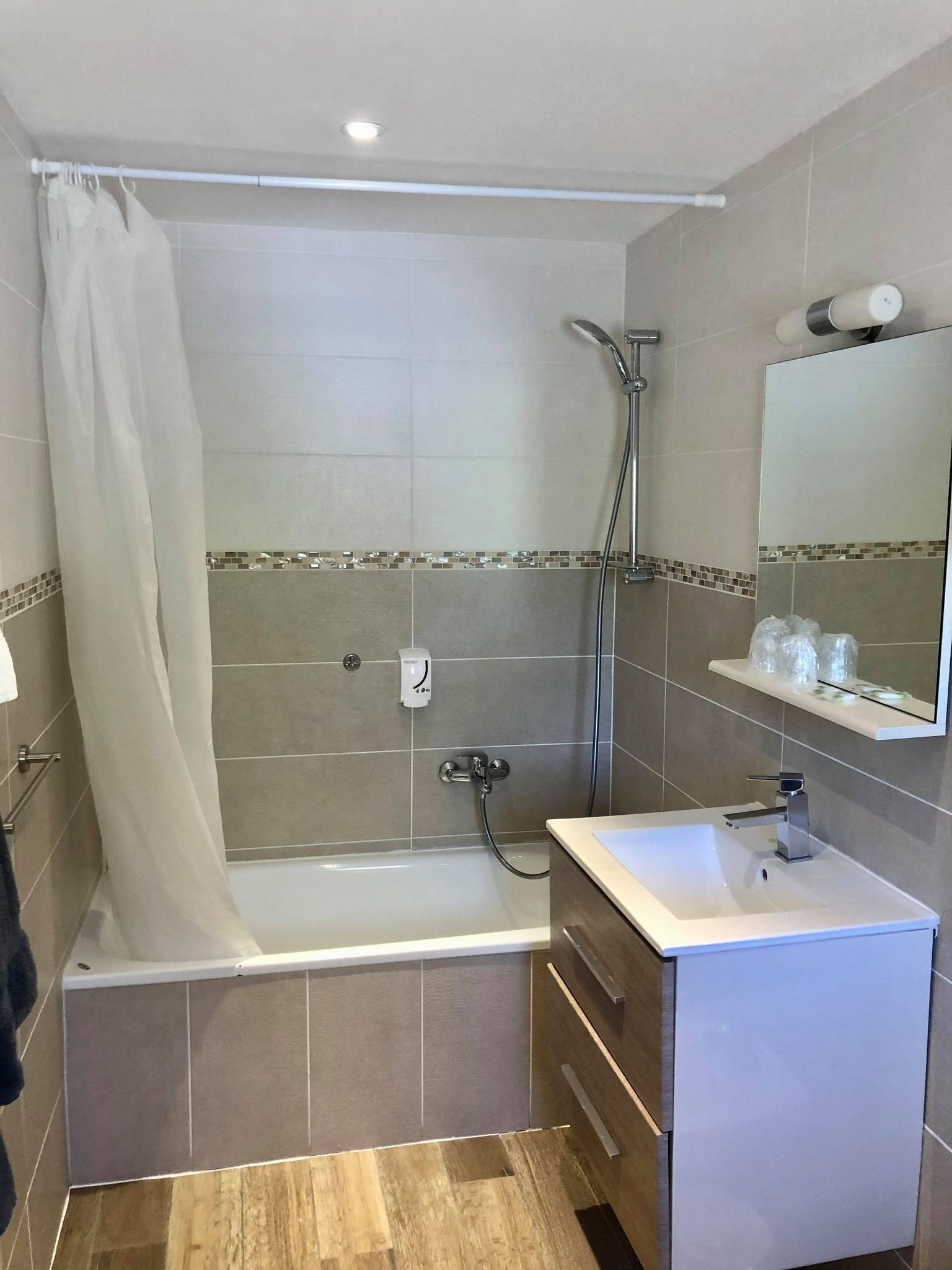 triple room | bathroom | deep-soaking bathtub, free toiletries, hair dryer, towels