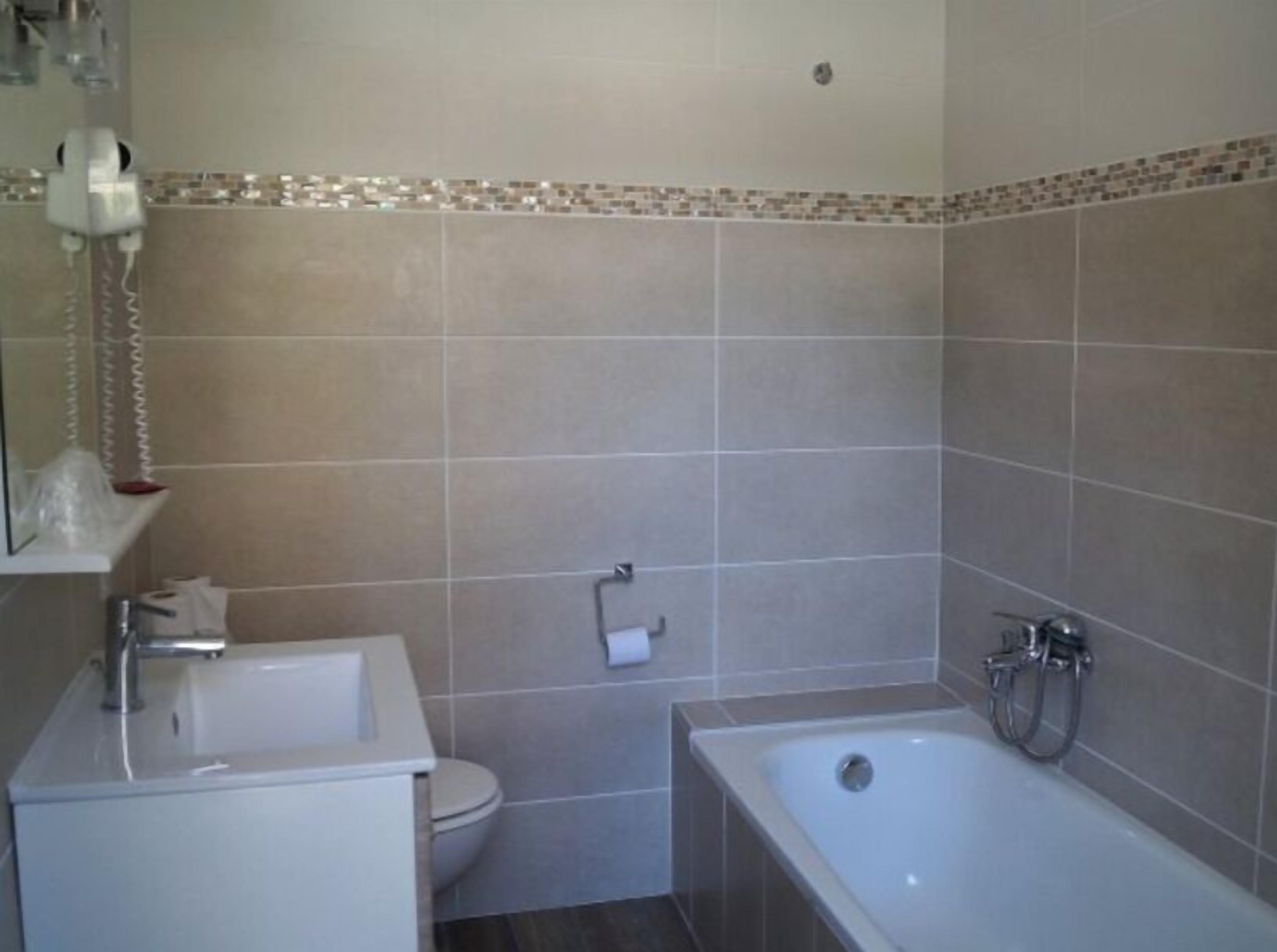 twin room | bathroom | deep-soaking bathtub, free toiletries, hair dryer, towels