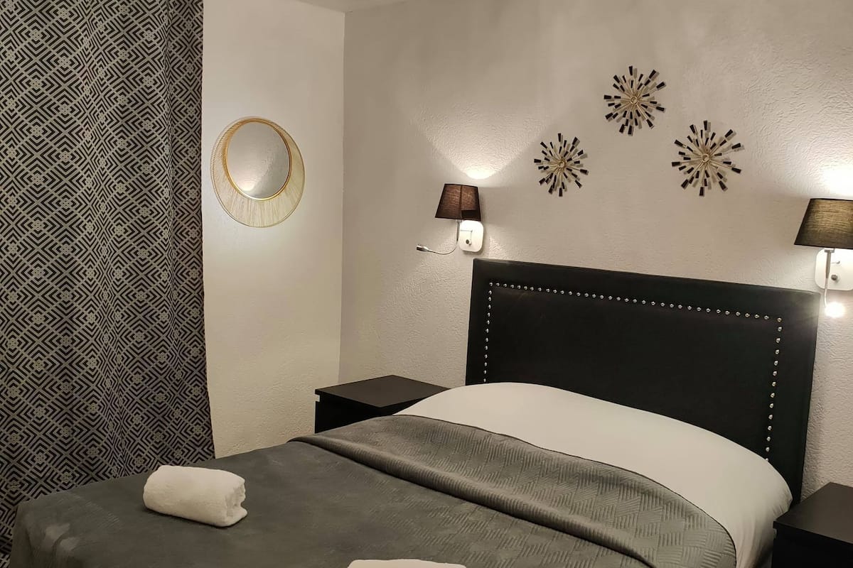Chambre familiale | Bureau, fer et planche à repasser, lit de bébé (gratuit)