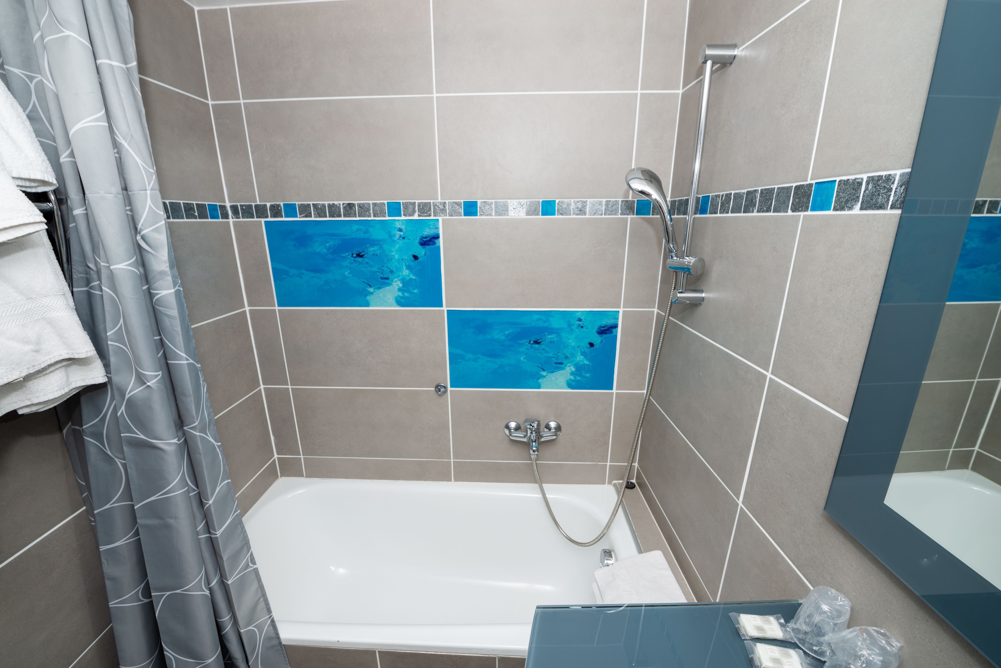 family room | bathroom | deep-soaking bathtub, free toiletries, hair dryer, towels