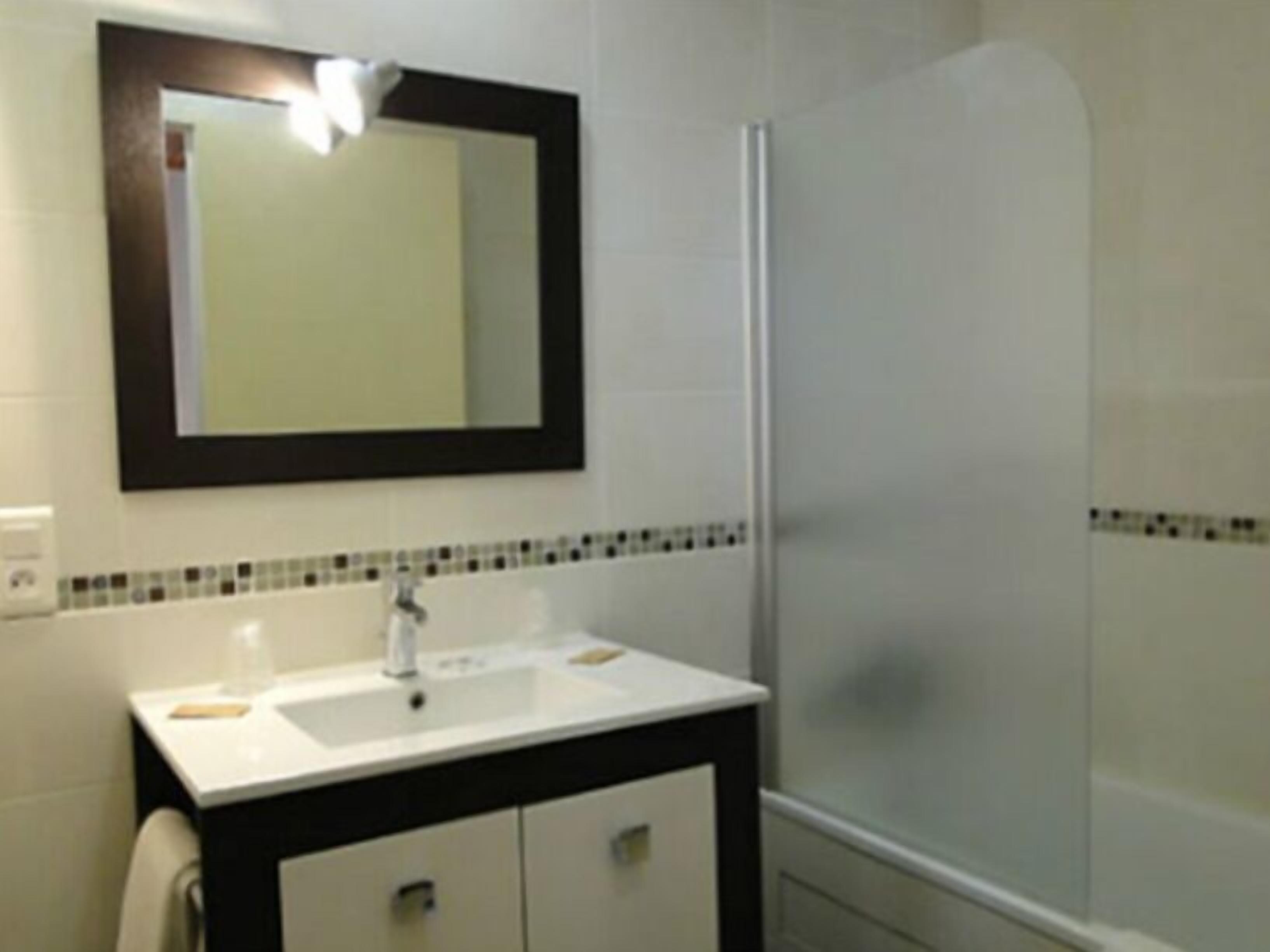 family room | bathroom | deep-soaking bathtub, free toiletries, hair dryer, towels