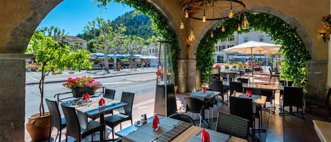 Petit déjeuner, déjeuner et dßner servis sur place