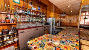 Bar (trong khuôn viên)