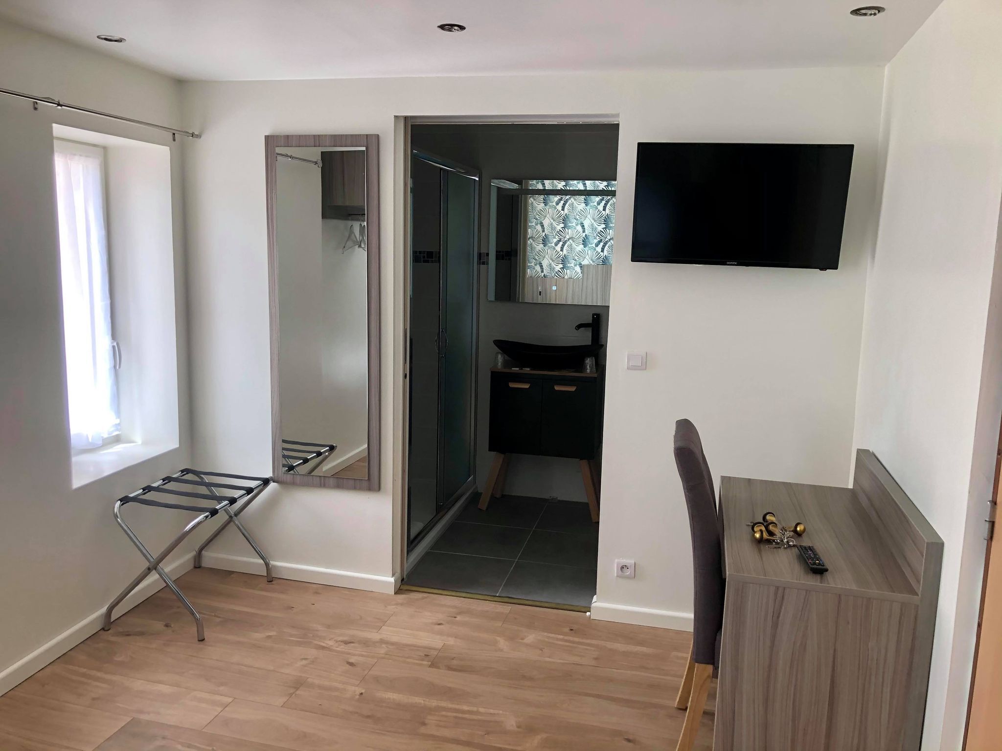 double room | living area | flat-screen tv