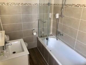 Værelse med 2 enkeltsenge | Badeværelse | Dybe badekar, gratis toiletartikler, hårtørrer, håndklæder