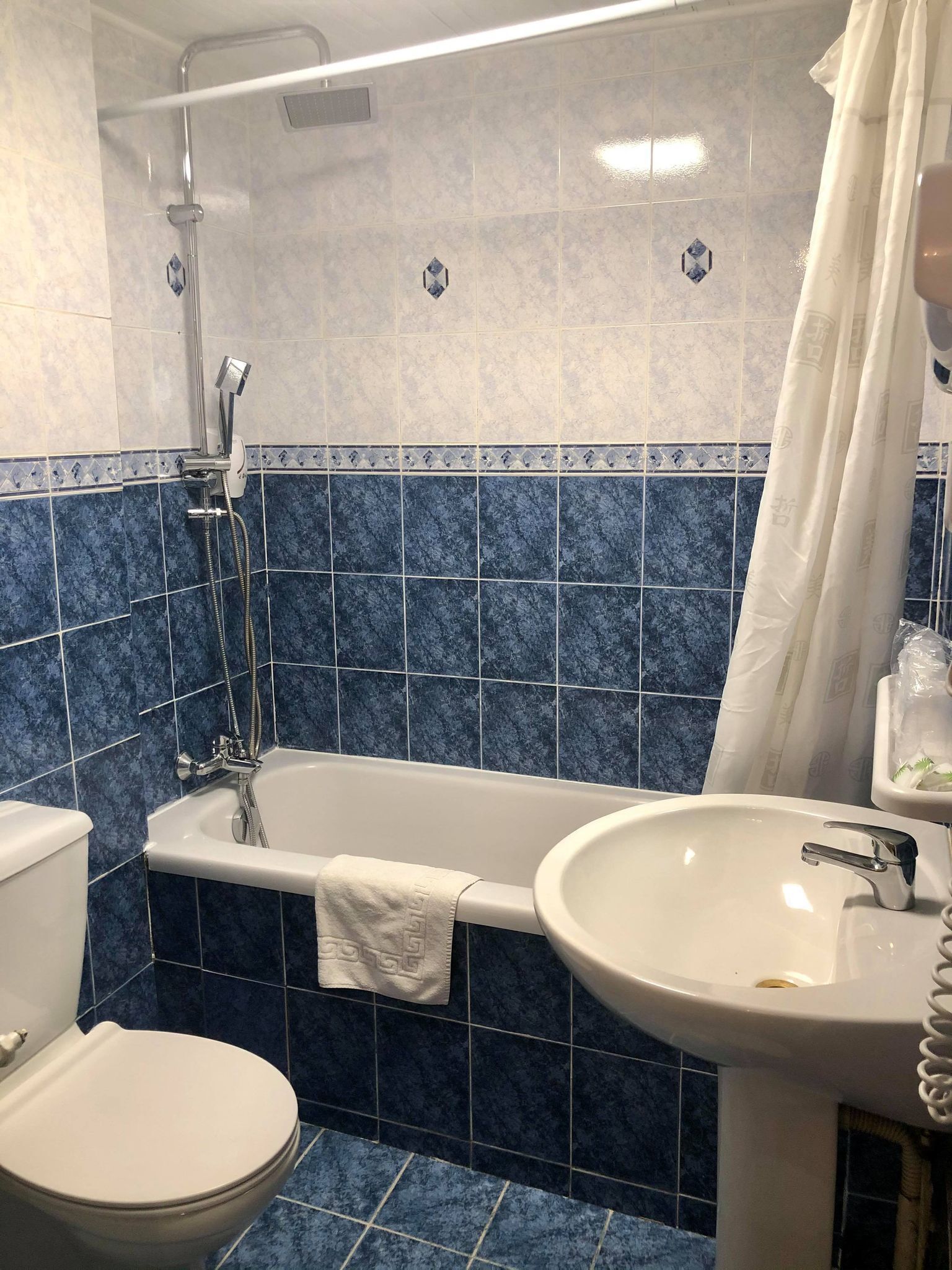 family room | bathroom | deep-soaking bathtub, free toiletries, hair dryer, towels