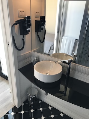 Deluxe Double Room | Bathroom | Shower, hair dryer, bidet, towels - Ambra Noblesse (Naples)
