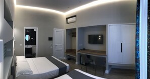 Chambre Quadruple | Minibar, ameublement personnalisé, bureau, Wi-Fi gratuit