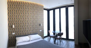 Apartemen, 2 kamar tidur | Minibar, dilengkapi dengan perabotan berbeda-beda, dan meja kerja