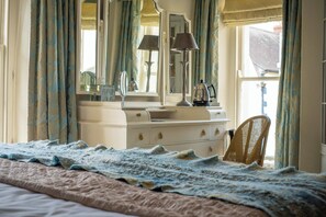 Luxury Double Room (Lady of the Lake) | Cadar kapas Mesir, meja, langsir/tirai gelap terus, Wi-fi percuma 