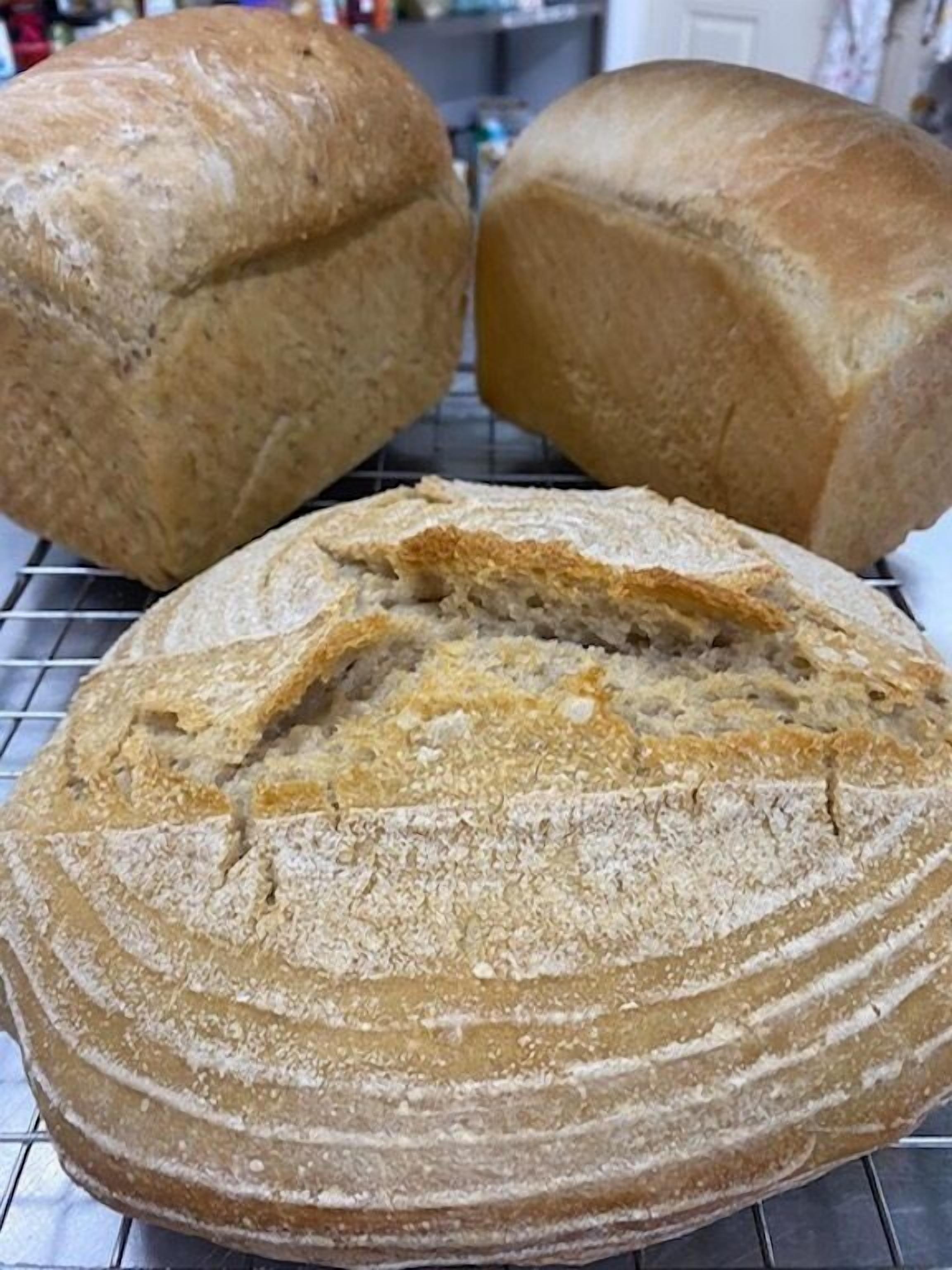 Uma barra de pão sobre uma grade de arame.