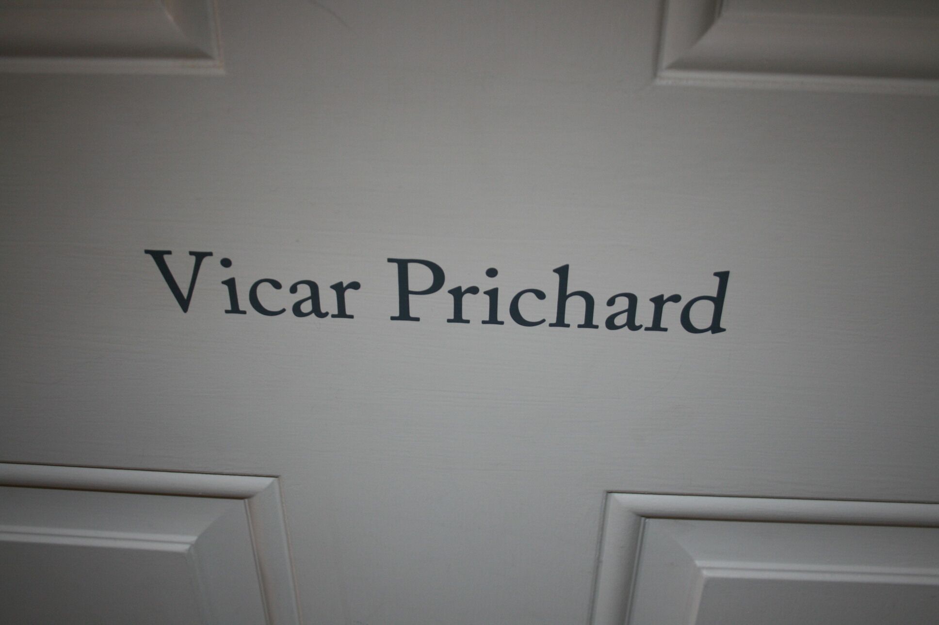 Een muur met de tekst 'Vicar Prichard' erop.