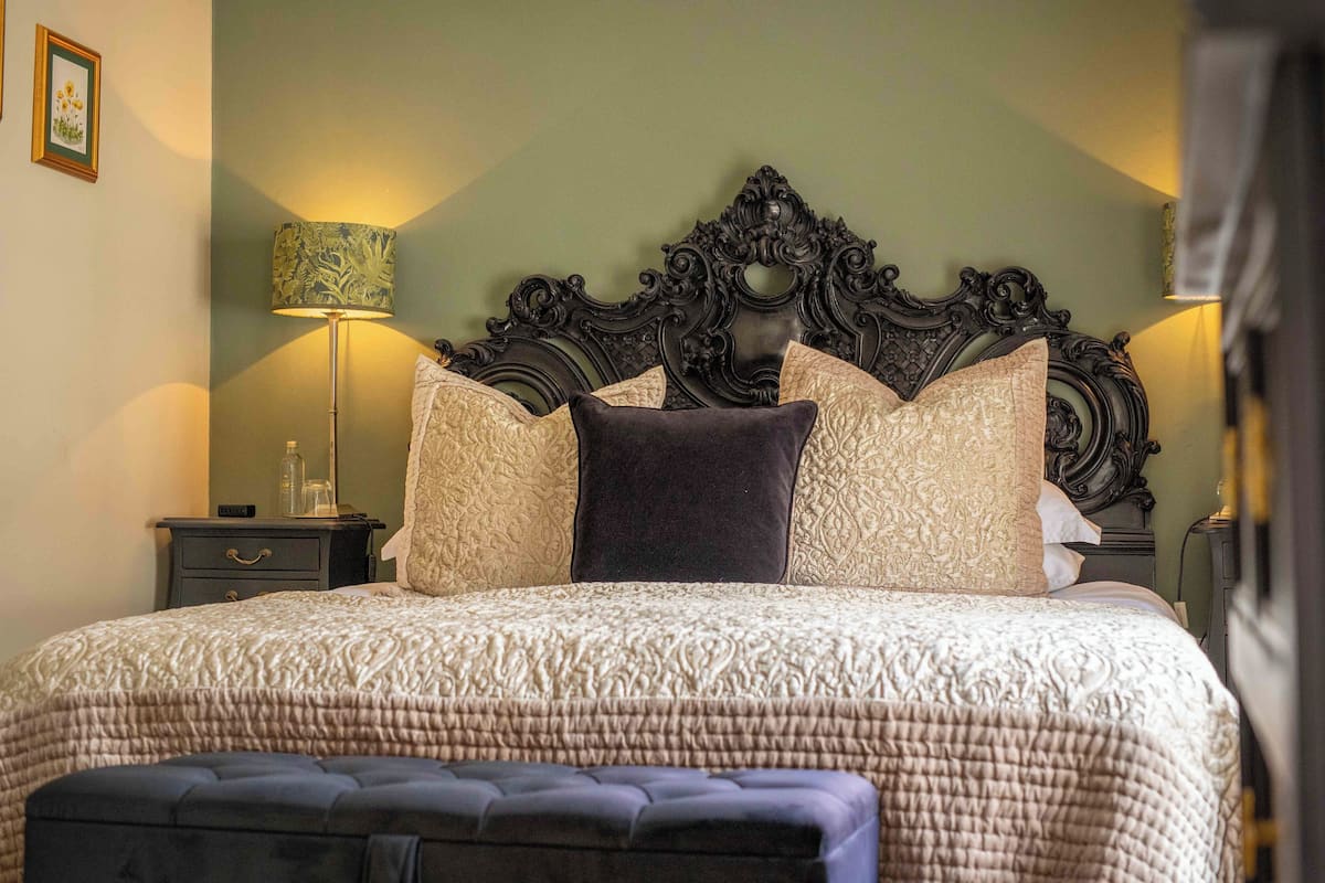 Luxury Double or Twin Room (Physicians of Myddfai) | Egyptian cotton sheets, desk, blackout drapes, free WiFi