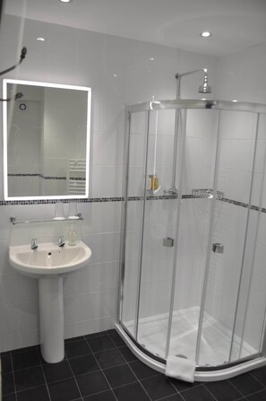 Room 1 - Superior Double | Bathroom | Shower, free toiletries, hair dryer, towels - Haisthorpe House (Windermere)
