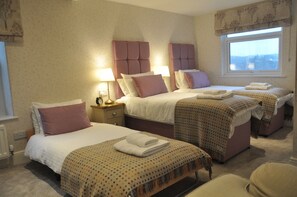 Escritorio, tabla de planchar con plancha y camas plegables/adicionales 