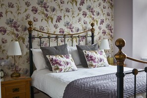 Room 2 - Double Room | Desk, iron/ironing board, rollaway beds, free WiFi - Haisthorpe House (Windermere)