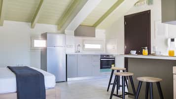 Horno, parrilla de estufa, cafetera de espresso y cafetera y tetera