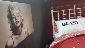 Deluxe Room | 1 bedroom, in-room safe, iron/ironing board, free cribs/infant beds - John Wayne Lodge (Peacehaven)