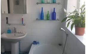 Chambre de base double | Salle de bain | Baignoire et douche séparées, articles de toilette (gratuits)