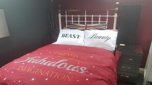 Room 4 | 1 bedroom, in-room safe, iron/ironing board, free cribs/infant beds