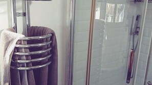 Deluxe Room | Bathroom shower - John Wayne Lodge (Peacehaven)
